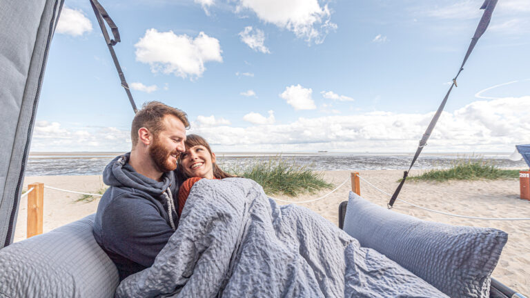 Im Strandkorb mit dem Blick aufs Meer die Seele baumeln lassen